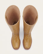 Bottes hautes à talon empilé effet cuir Nicolette — Camel, paire vue de dos, talons empilés et coutures de tige
