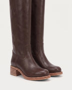 Bottes hautes à talon empilé effet cuir Nicolette — Chocolat, détail rapproché du talon empilé et de la trépointe surpiquée