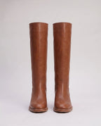 Bottes hautes à talon empilé effet cuir Nicolette — Cognac, paire vue de face, bouts carrés et trépointe surpiquée