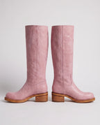Bottes hautes à talon empilé effet cuir Nicolette — Vieux Rose, paire vue de dos, coutures arrière et talons empilés