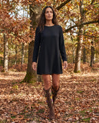 Bottes hautes lacées en suédine brodée Laurentine Brun Cacao — portées en situation