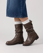 Bottes mi-mollet slouchy en simili Almire Brun Vieilli — portées, plan rapproché