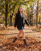 Bottes mi-mollet slouchy en simili Almire Brun Vieilli — portées en situation