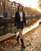 Bottes motardes mi-mollet effet cuir Irmine — Chocolat, portées sur un quai de canal en automne