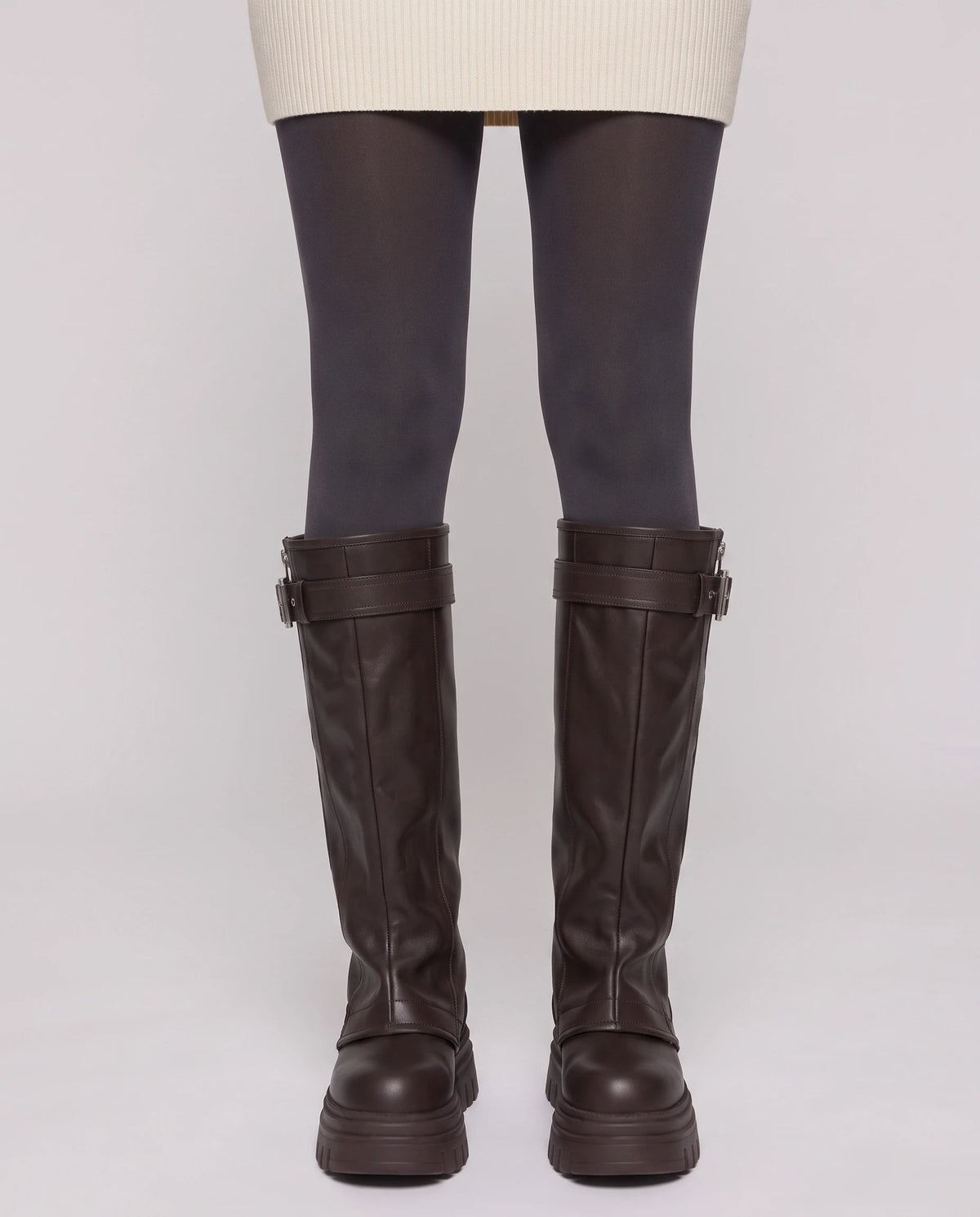 Bottes motardes hautes à zip et boucle Axelle — Chocolat Foncé, portées en plan rapproché, pieds parallèles