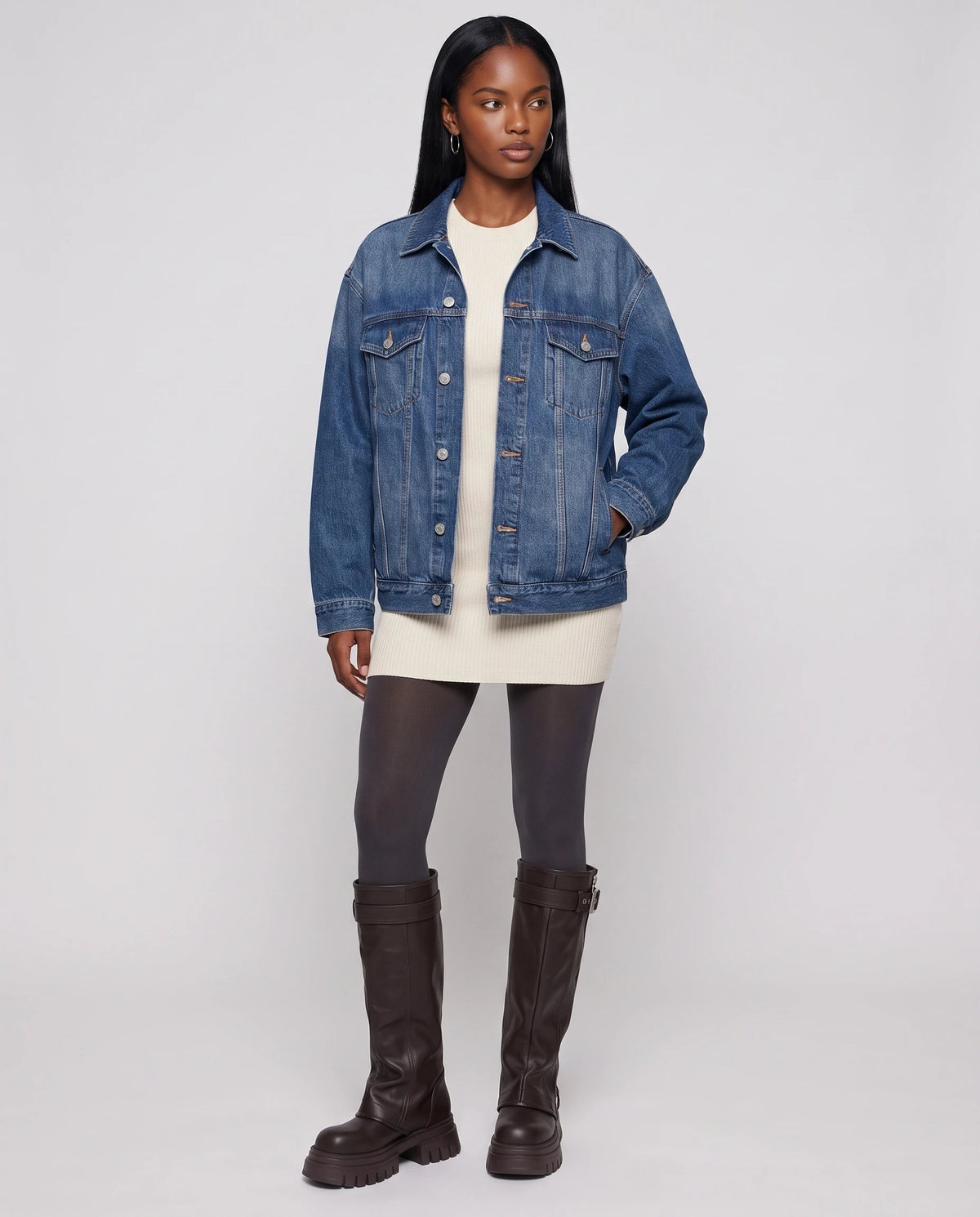 Bottes motardes hautes à zip et boucle Axelle — Chocolat Foncé, portées en plein pied studio avec une veste en jean oversize