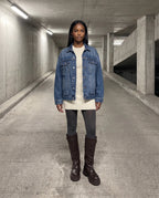 Bottes motardes hautes à zip et boucle Axelle — Chocolat Foncé, portées sur une rampe de parking souterrain
