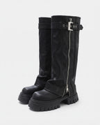 Bottes motardes hautes à zip et boucle Axelle — Noir, paire vue de trois quarts en studio