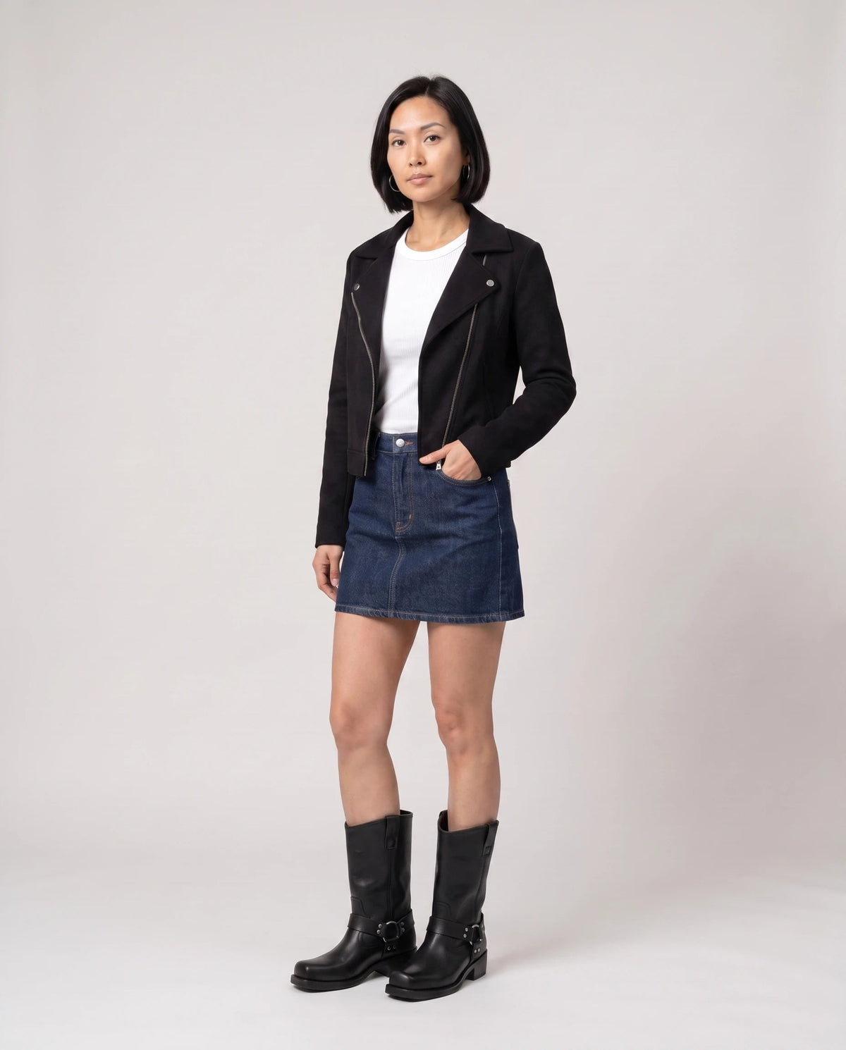 Bottes motardes mi-mollet effet cuir Irmine — Noir, portées en plein pied studio