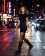Bottes motardes hautes à boucles effet cuir Sigrid — Noir, portées en situation urbaine