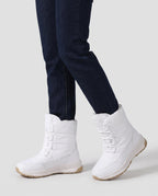 Bottes de neige fourrées à lacets Lorraine — Blanc, portées en plan rapproché sur un jean droit indigo