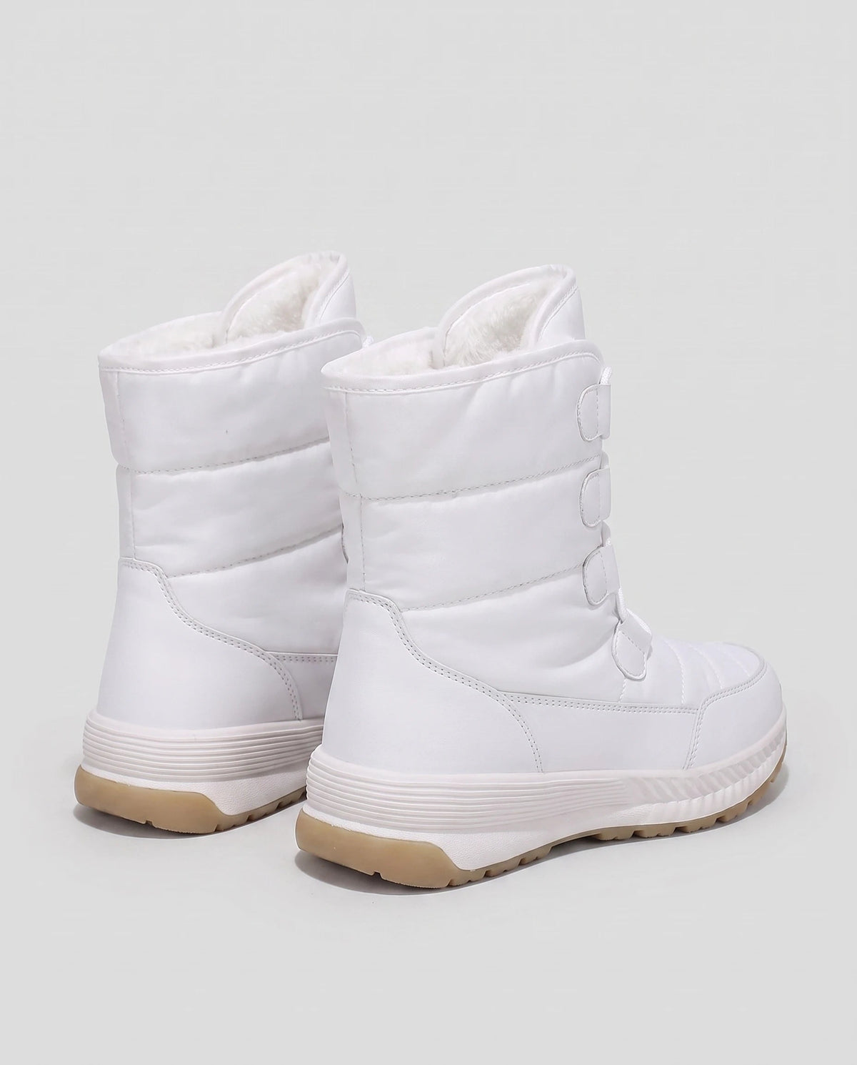 Bottes de neige fourrées à lacets Lorraine — Blanc, paire vue de trois quarts arrière, doublure peluche visible au col