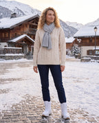 Bottes de neige fourrées à lacets Lorraine — Blanc, portées sur la place d'un village de montagne enneigé au petit matin