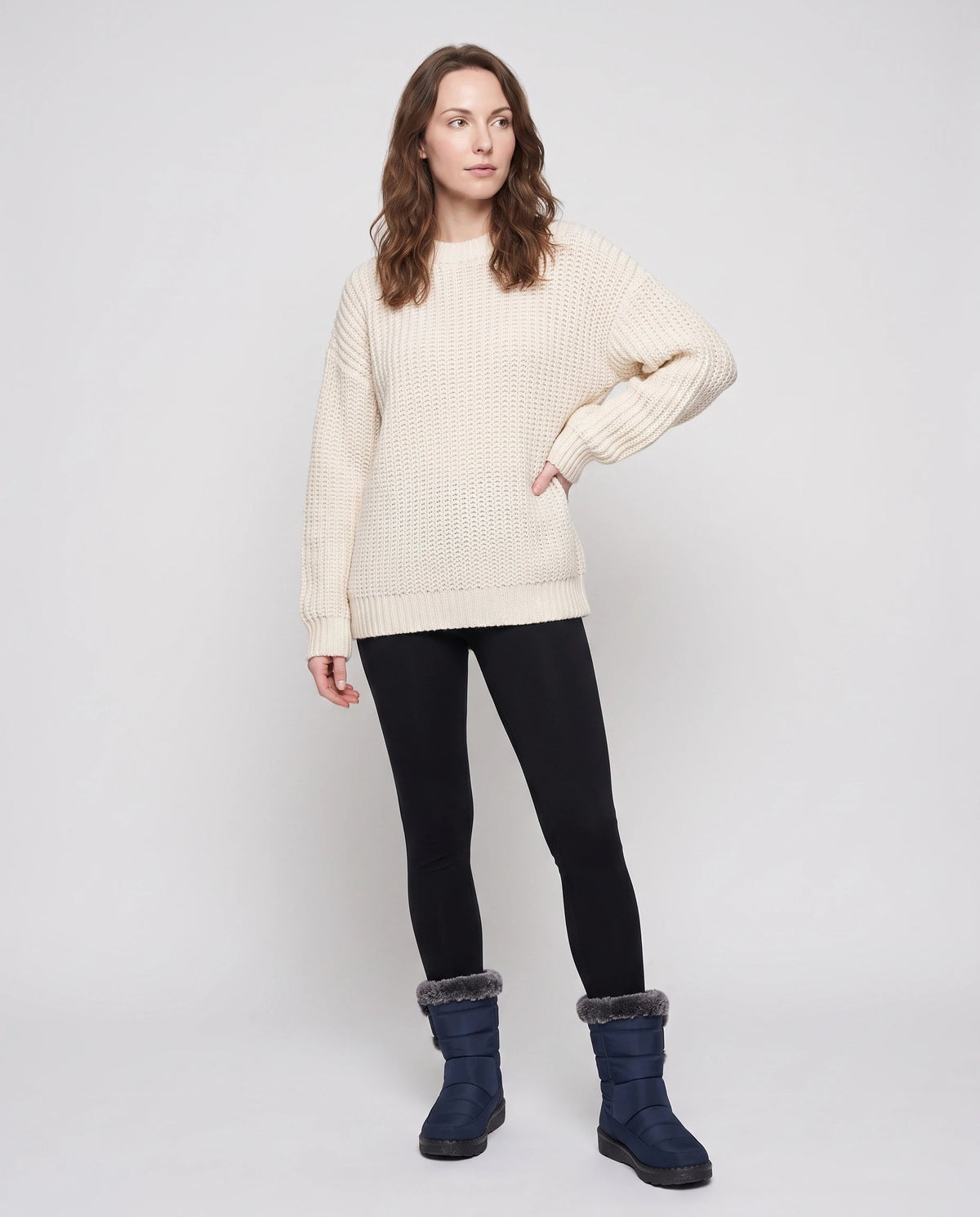 Bottes de neige matelassées imperméables Astride — Bleu Marine, portées en plein pied studio