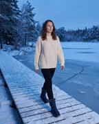 Bottes de neige matelassées imperméables Astride — Bleu Marine, portées en extérieur