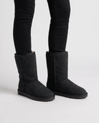 Bottes de neige classiques en suédine Gersande — Noir, portées en plan rapproché