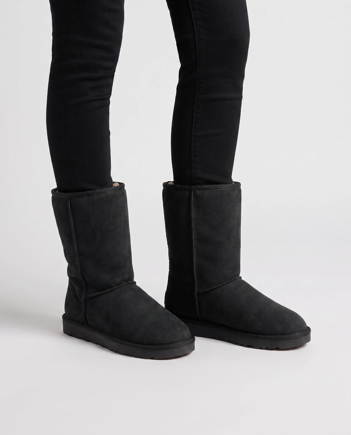 Bottes de neige classiques en suédine Gersande — Noir, portées en plan rapproché