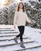 Bottes de neige matelassées imperméables Astride — Gris, portées en extérieur