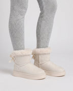 Bottes de neige à nœud et col fourrure Opaline — Blanc, portées en plan rapproché