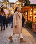 Bottes de neige à nœud et col fourrure Opaline — Camel, portées en situation urbaine