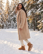 Bottes de neige à nœud et col fourrure Opaline — Camel, portées en extérieur
