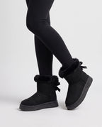 Bottes de neige à nœud et col fourrure Opaline — Noir, portées en plan rapproché