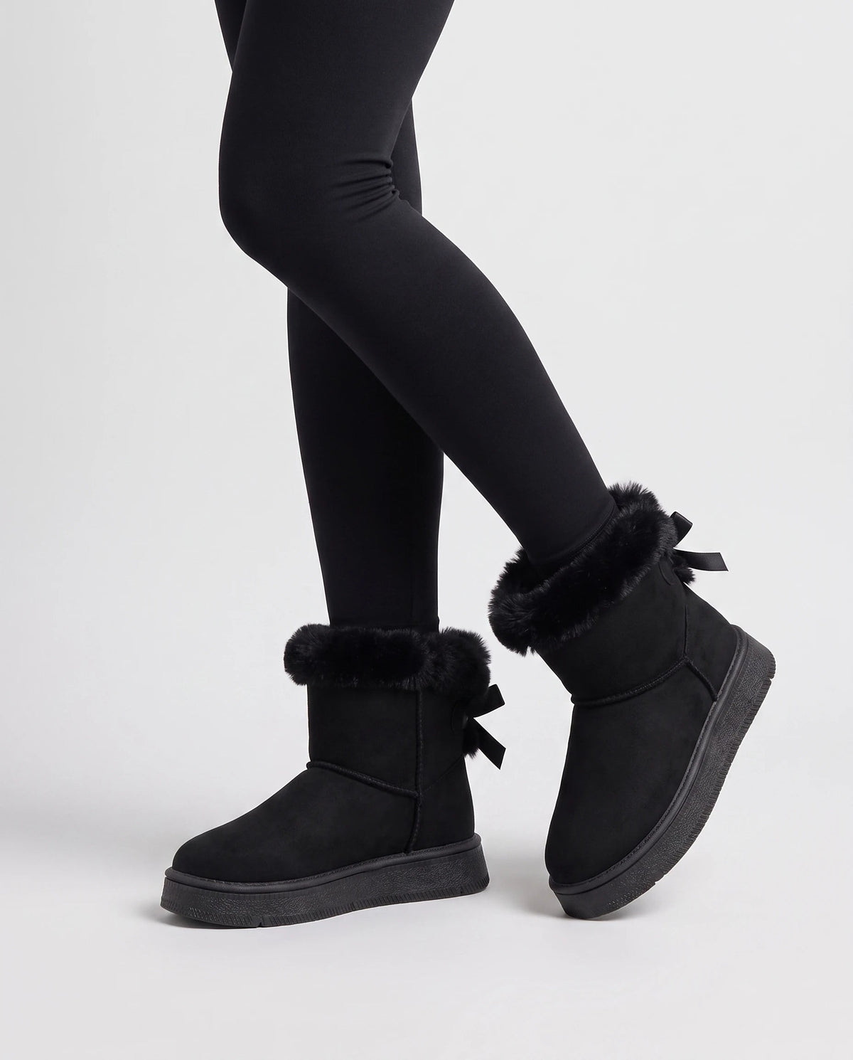 Bottes de neige à nœud et col fourrure Opaline — Noir, portées en plan rapproché