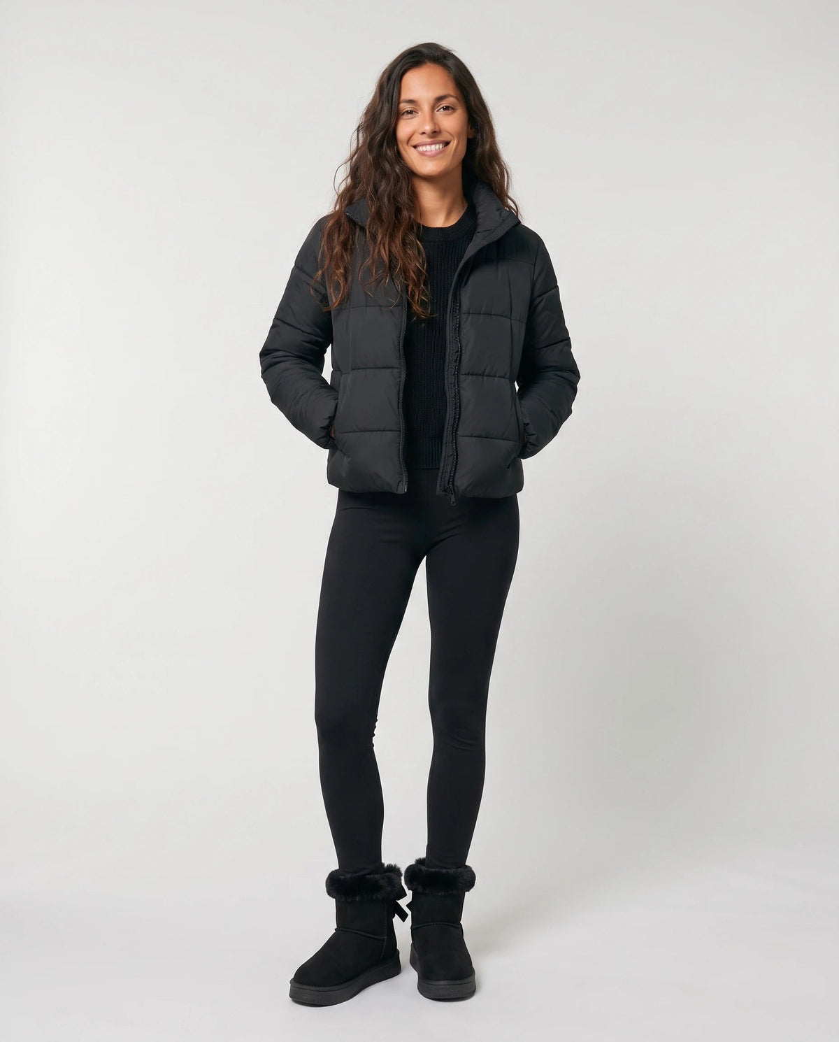 Bottes de neige à nœud et col fourrure Opaline — Noir, portées en plein pied studio