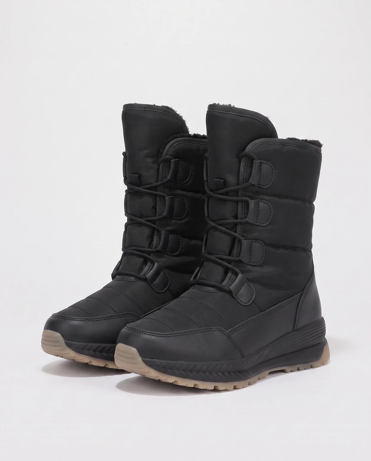 Bottes de neige fourrées à lacets Lorraine — Noir, paire vue de trois quarts en studio