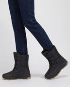 Bottes de neige fourrées à lacets Lorraine — Noir, portées en plan rapproché sur un jean droit indigo