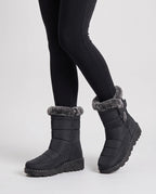 Bottes de neige matelassées imperméables Astride — Noir, portées en plan rapproché