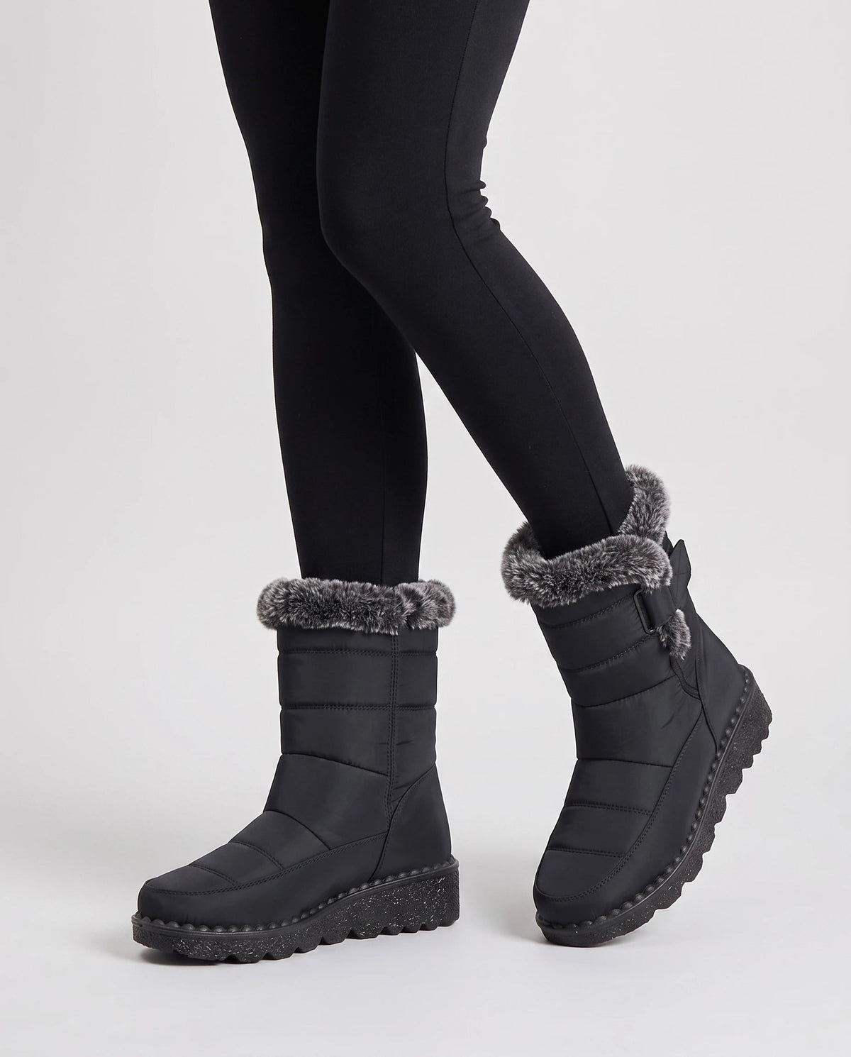 Bottes de neige matelassées imperméables Astride — Noir, portées en plan rapproché