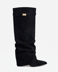 Bottes hautes slouchy en suédine Athénaïs — Noir, vue de profil studio