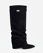 Bottes hautes slouchy en suédine Athénaïs — Noir, vue de profil studio