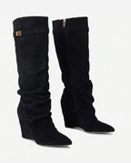 Bottes hautes slouchy en suédine Athénaïs — Noir, paire de trois quarts avec zip intérieur