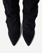 Bottes hautes slouchy en suédine Athénaïs — Noir, détail des bouts pointus