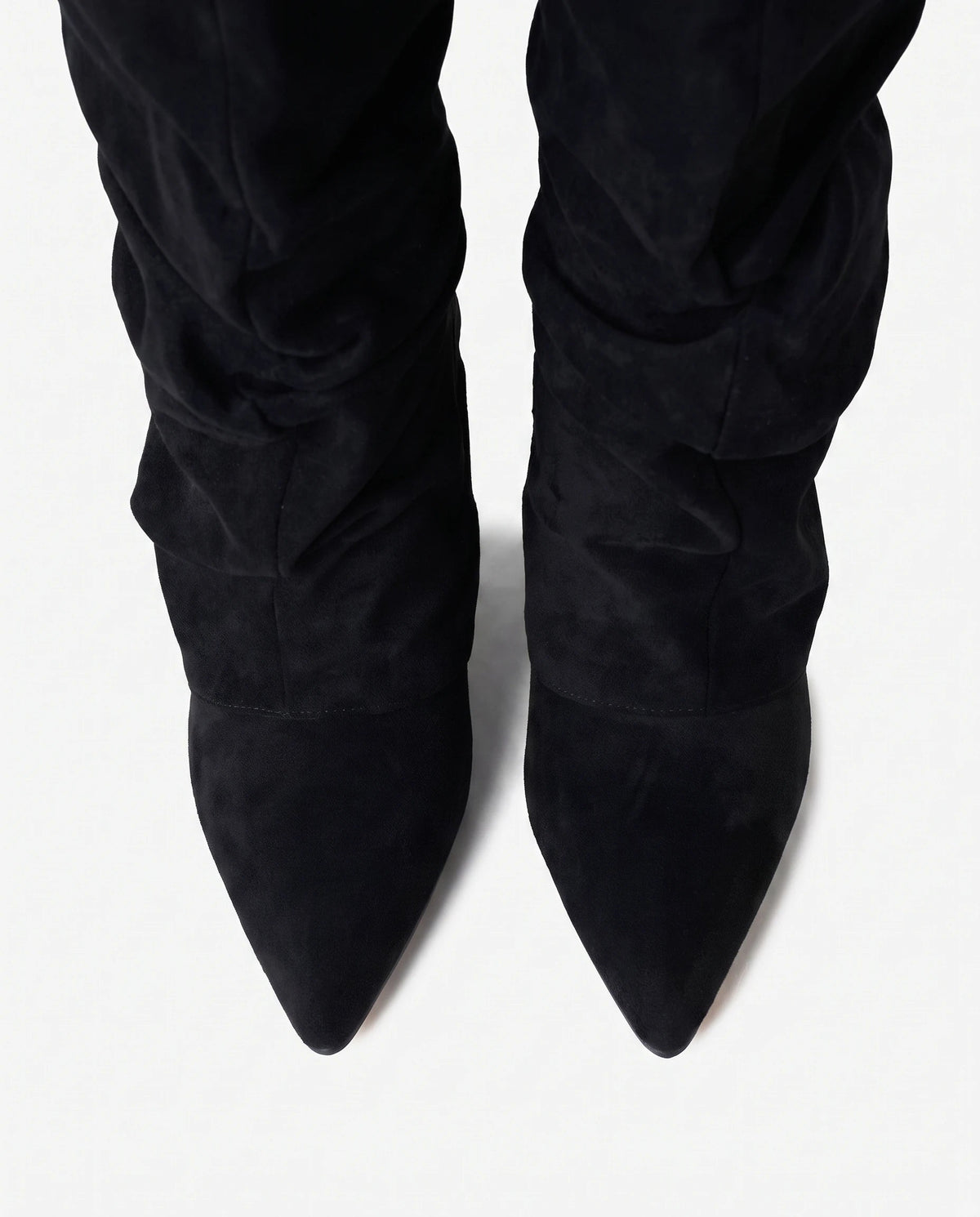 Bottes hautes slouchy en suédine Athénaïs — Noir, détail des bouts pointus