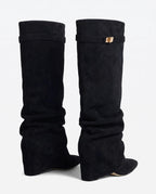 Bottes hautes slouchy en suédine Athénaïs — Noir, paire vue de dos avec talon compensé
