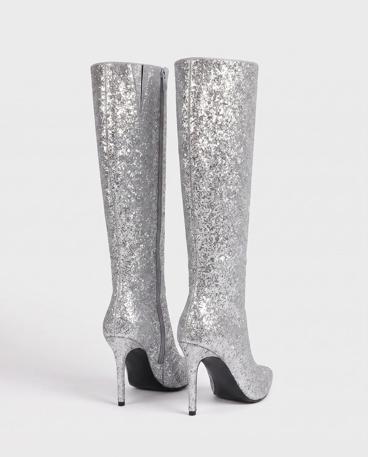 Bottes hautes à paillettes à talon aiguille Amarante — Argent, paire vue de trois quarts arrière en studio