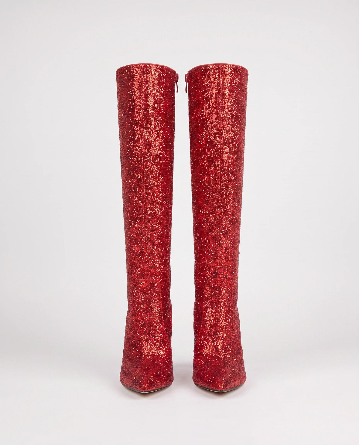 Bottes hautes à paillettes à talon aiguille Amarante — Rouge, paire vue de face en studio