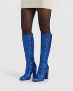 Bottes hautes à paillettes à talon large Éliette — Bleu Royal, portées en plan rapproché, chevilles rapprochées