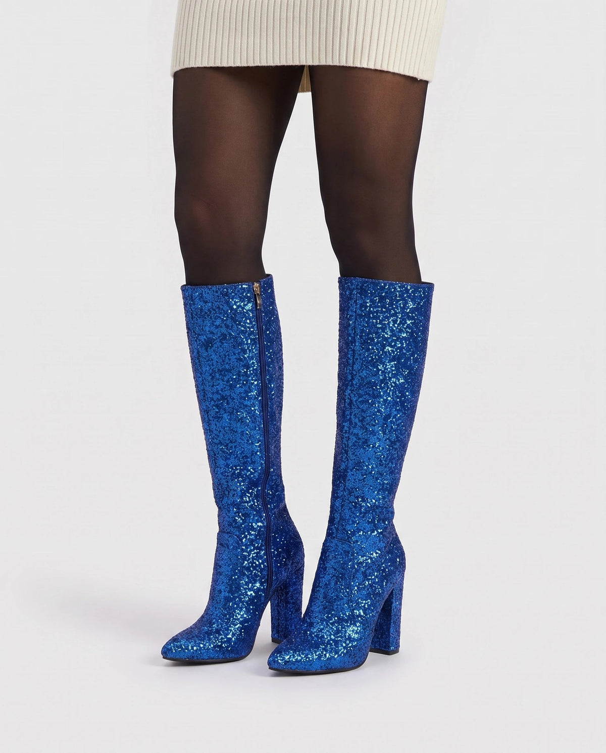 Bottes hautes à paillettes à talon large Éliette — Bleu Royal, portées en plan rapproché, chevilles rapprochées