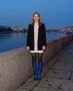 Bottes hautes à paillettes à talon large Éliette — Bleu Royal, portées sur un quai au bord de l'eau à l'heure bleue