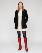 Bottes hautes à paillettes à talon large Éliette — Rouge, portées en plein pied studio, mains dans les poches