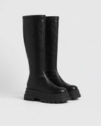 Bottes hautes à plateforme crantée Sigolène — Noir, paire vue de trois quarts en studio