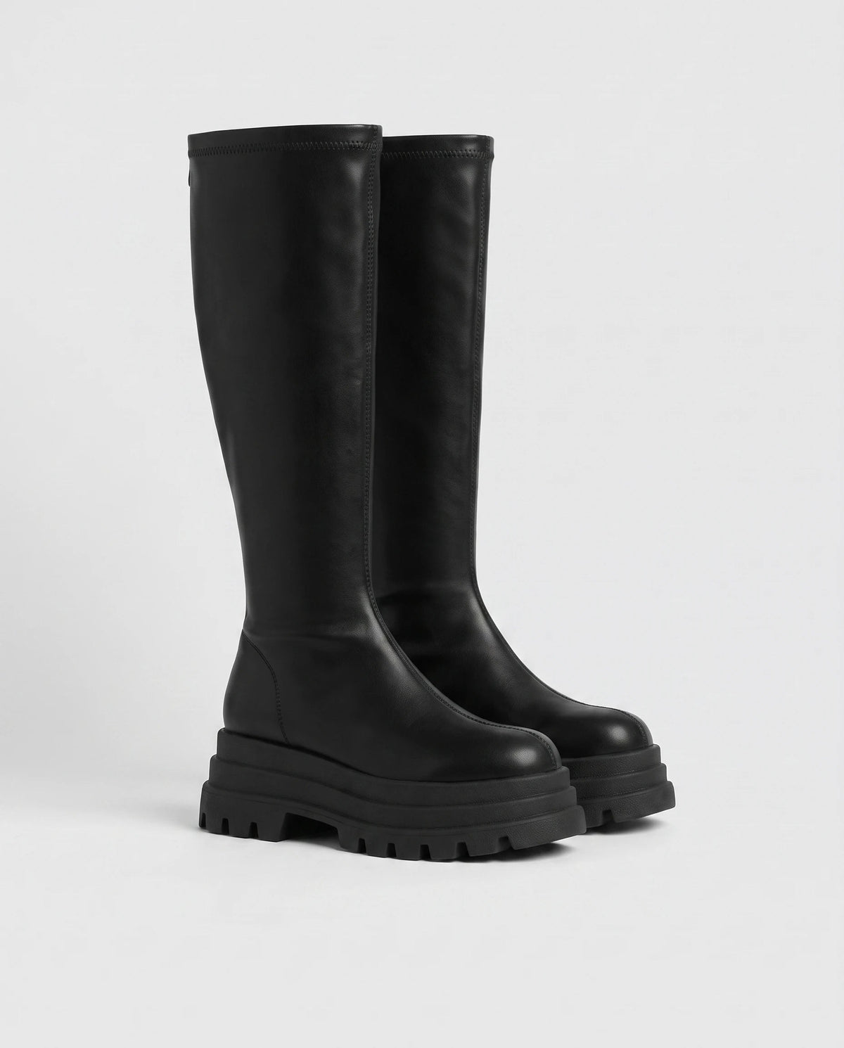 Bottes hautes à plateforme crantée Sigolène — Noir, paire vue de trois quarts en studio