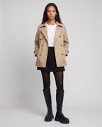 Bottes hautes à plateforme crantée Sigolène — Noir, portées en plein pied studio avec un trench court beige