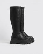 Bottes hautes à plateforme crantée Sigolène — Noir, paire vue de profil en studio, hauteur de plateforme visible