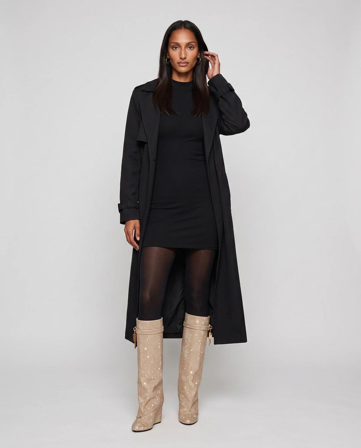 Bottes hautes à rabat et cadenas à strass Aymeline — Beige Champagne, portées en plein pied studio