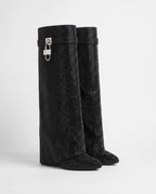Bottes hautes à rabat et cadenas à strass Aymeline — Noir, paire vue de trois quarts en studio